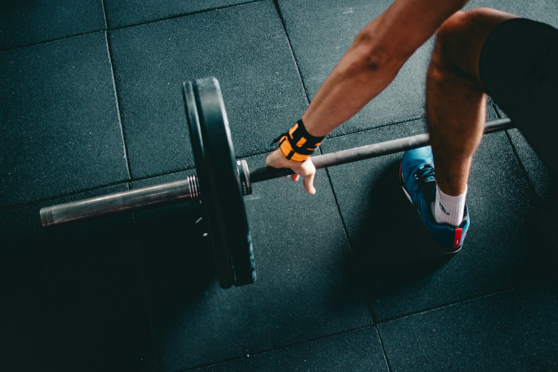 Atleta entrenando fuerza en gimnasio