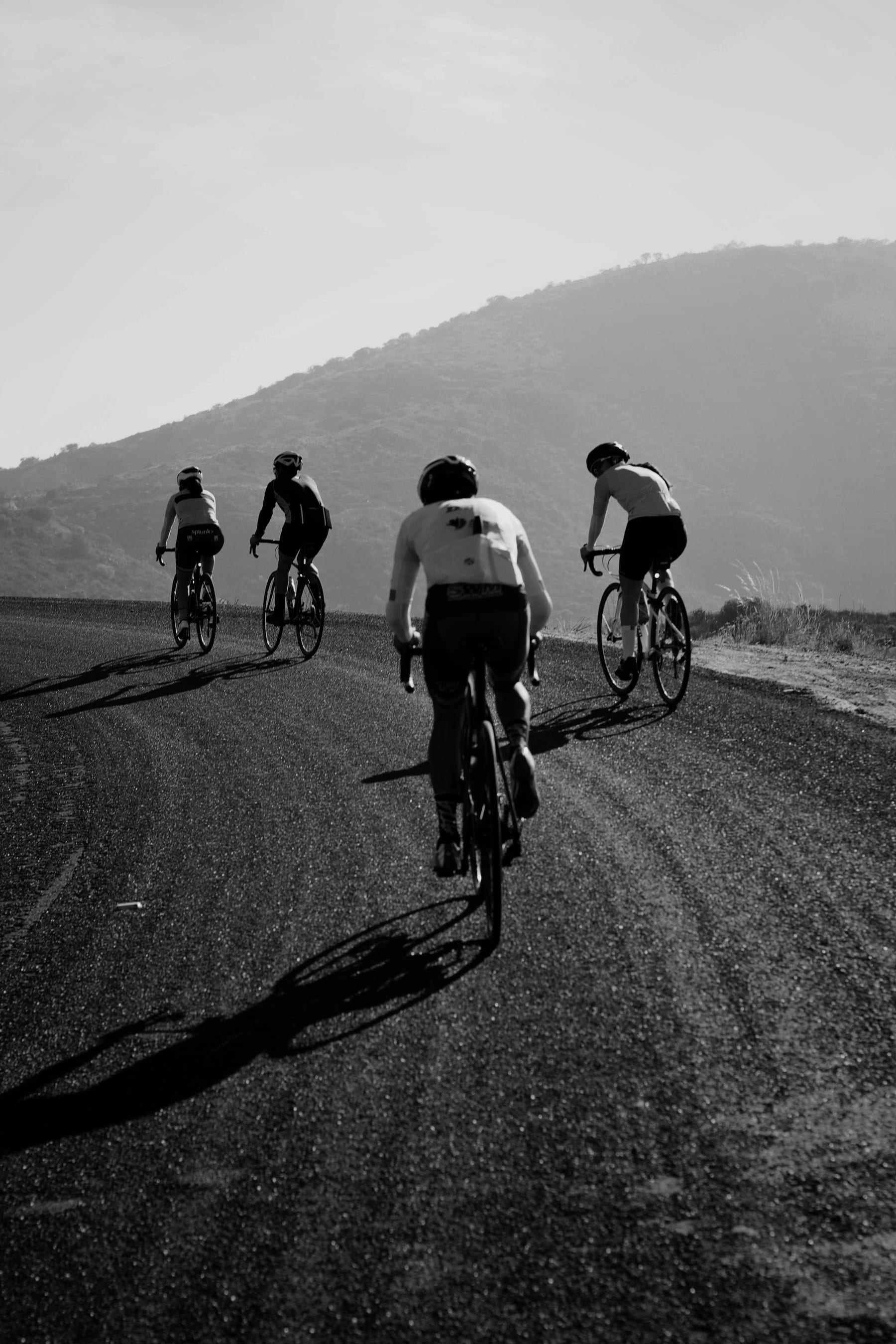 Ciclistas en blanco y negro